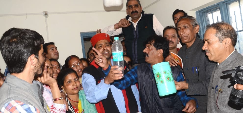 water crisis in shimla, people protest at tutu, shimla.