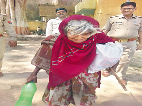 police help two old women