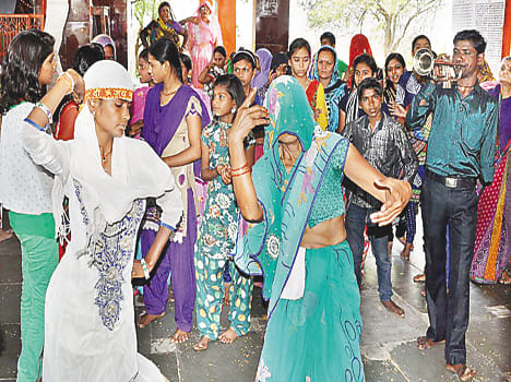 Bhajan Sandhya in -mndiron Gunje engaged Jaykare