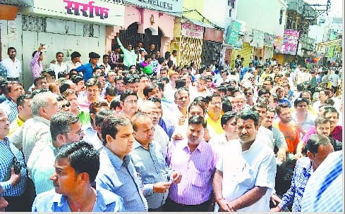 Markets open and close at the commotion, altercation