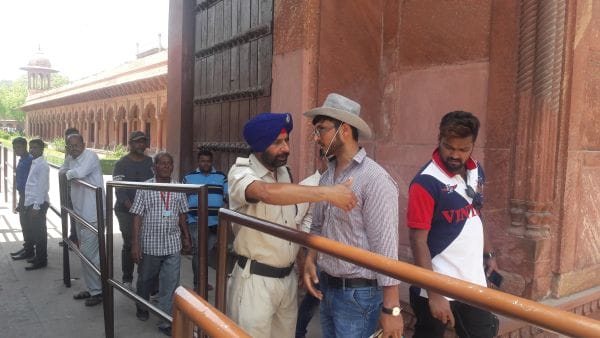 afganistani tourist fired for costly ticket of tajmahal 
