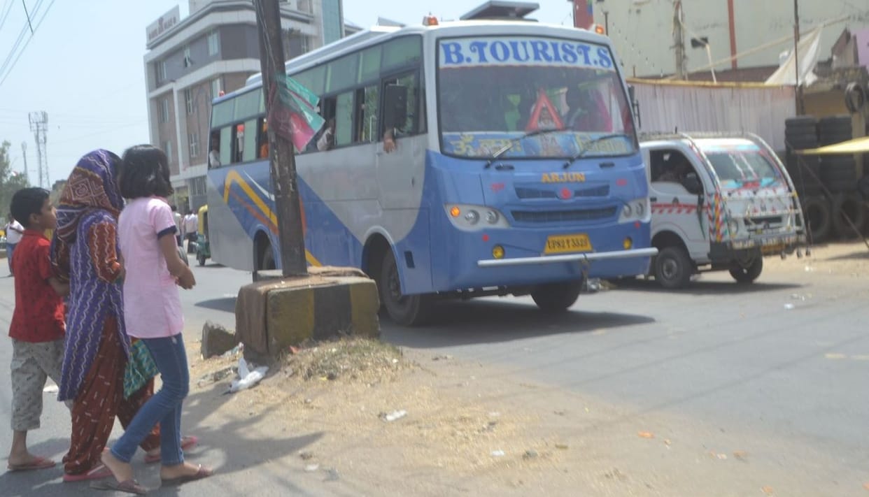 Paying private vehicle from bus passengers