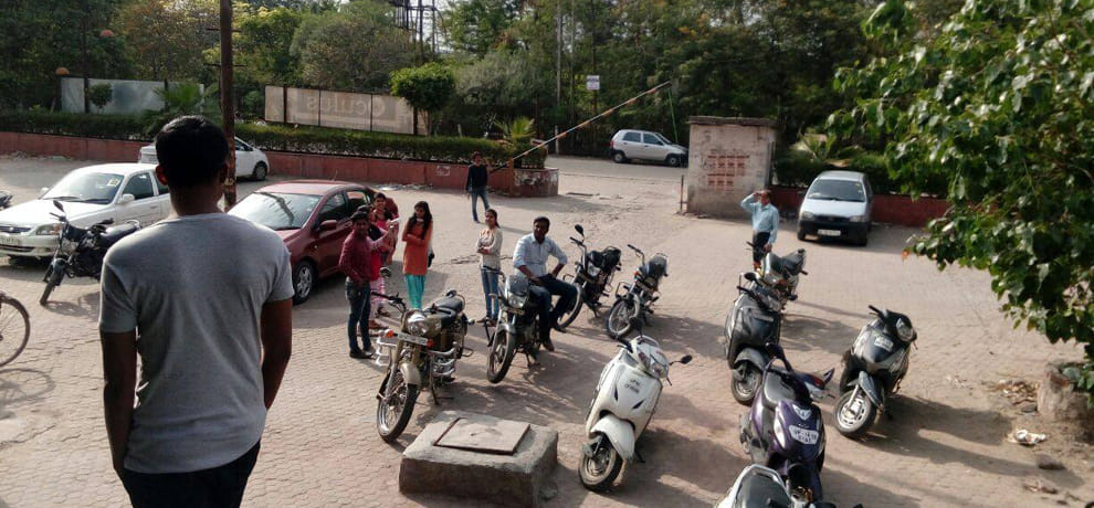 earth quake in delhi ncr and metro service stopped