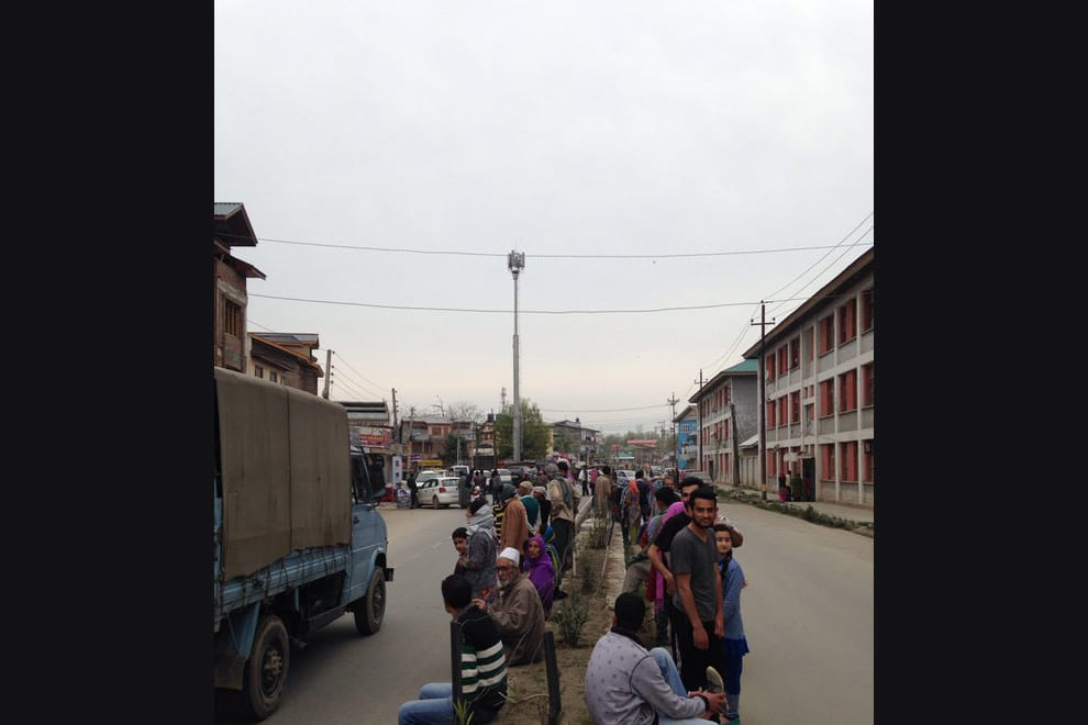 Strong tremors felt in delhi and pakistan, people react on twitter
