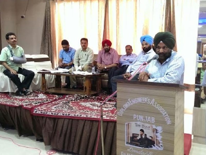 protest, gurdaspur protest, protest for delay demand, engineer protest, gurdaspur, amritsar 