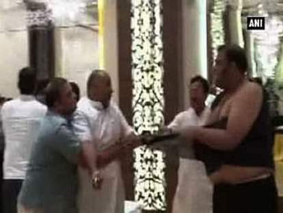 Brawl breaks out between Congress-BJP politicians in Gondia