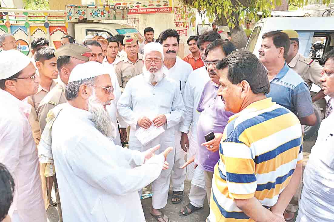 Muslim community against putting soil on graves