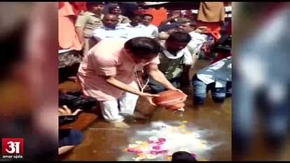Advani 's wife bone - immersion held at Haridwar