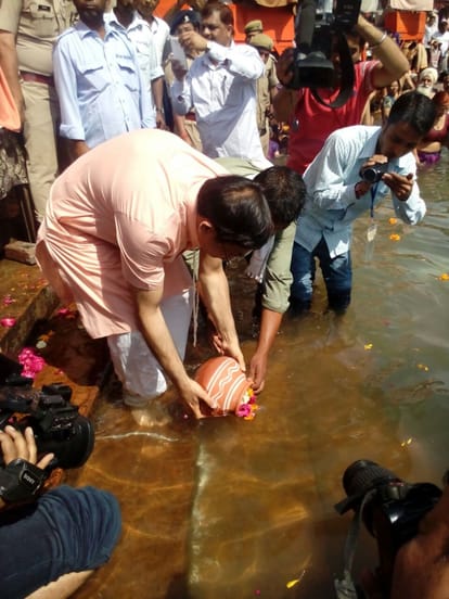 lk advani Wife's ashes flown in ganga at Haridwar