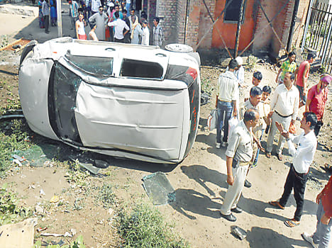 Breaking the bridge railing fell from the car, two injured