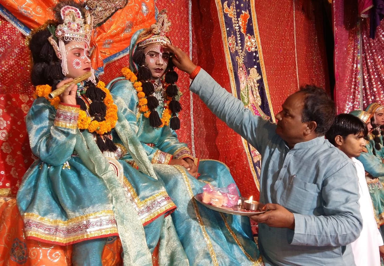 kalaakaaron ne kiya raasaleela ka manchan