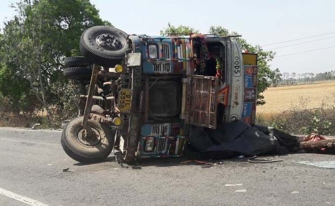 Six trucks collide Injured, three Referee