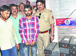 Two members of the gang who steal the battery was finally picked up