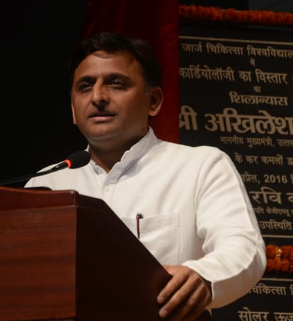 Akhilesh Yadav in KGMU.