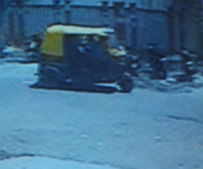 A man get looted in Lucknow.