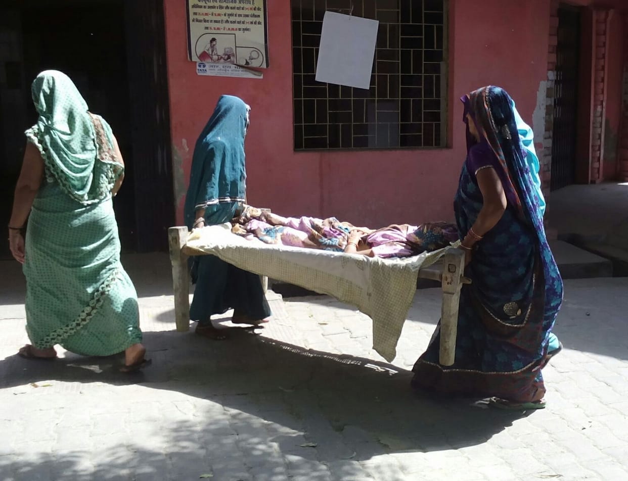 aspataal ke get par mahila ne bachche ko janm diya