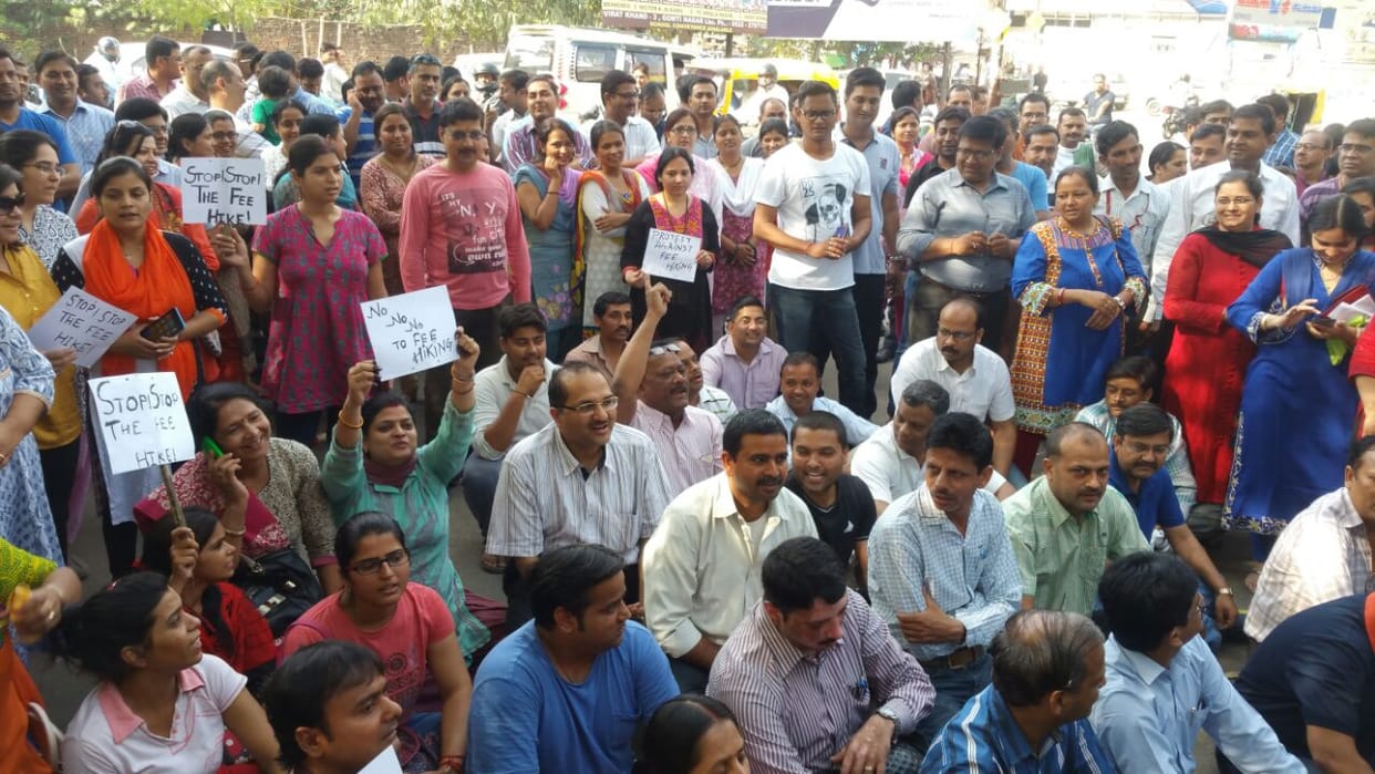 paraents protest against jaipuria school for fee hike