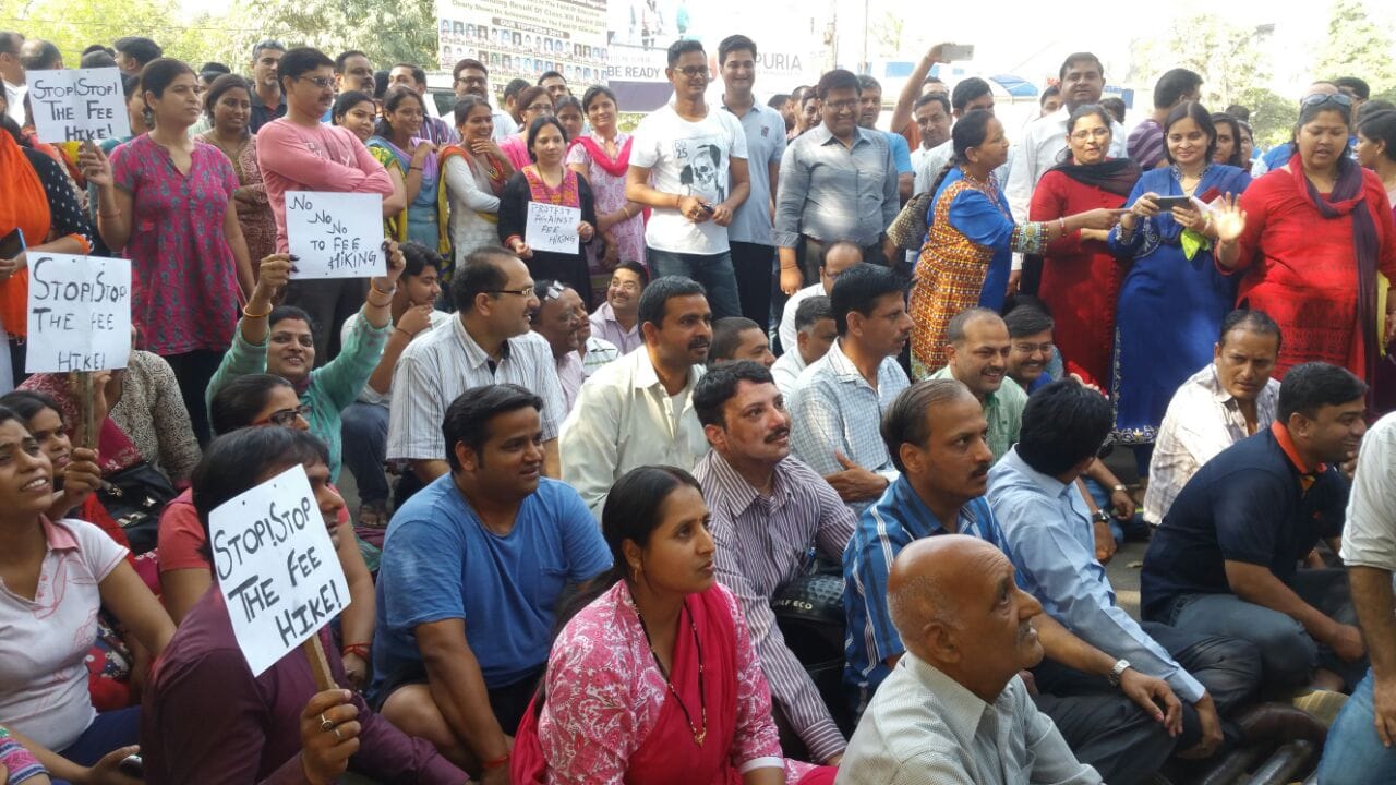 paraents protest against jaipuria school for fee hike