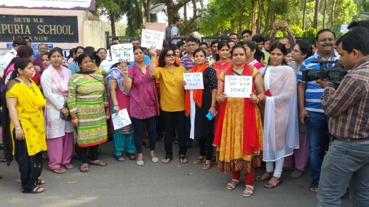 paraents protest against jaipuria school for fee hike