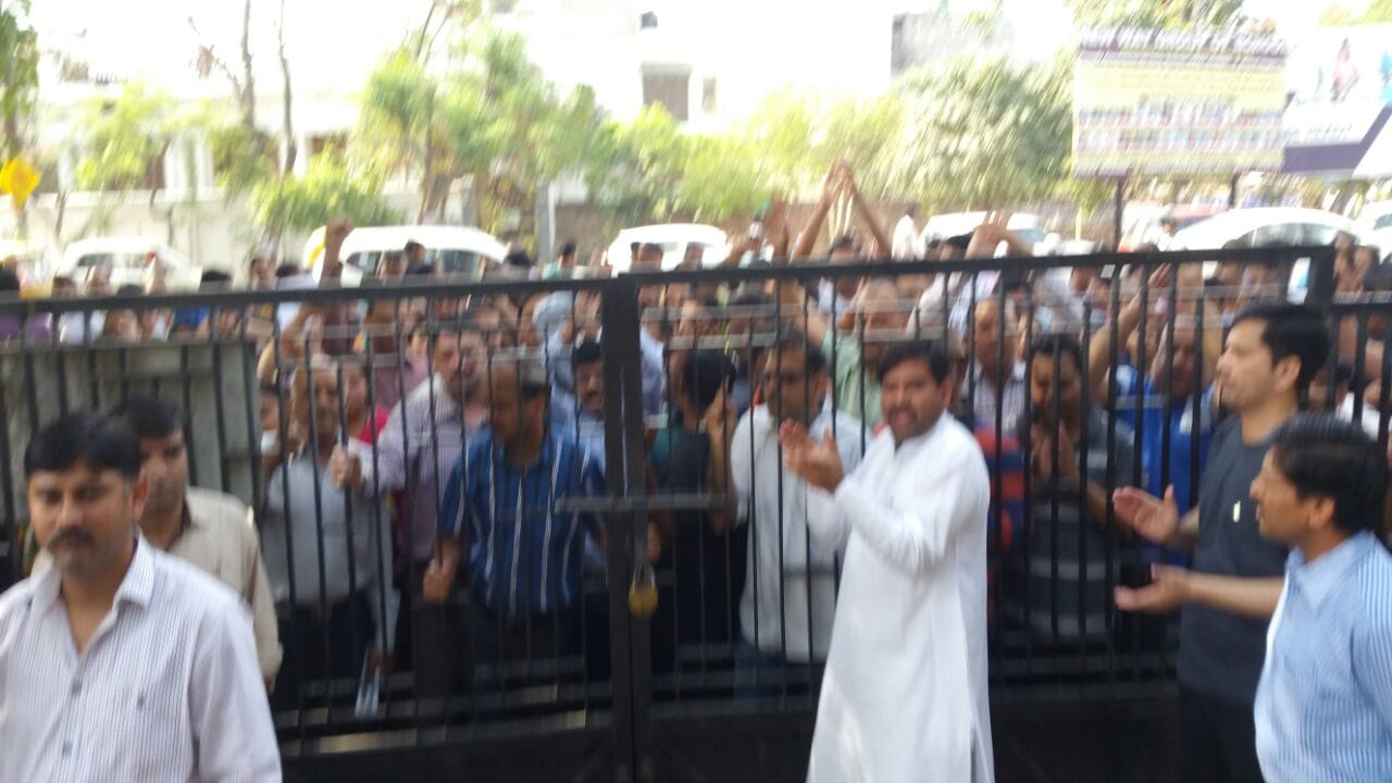 paraents protest against jaipuria school for fee hike
