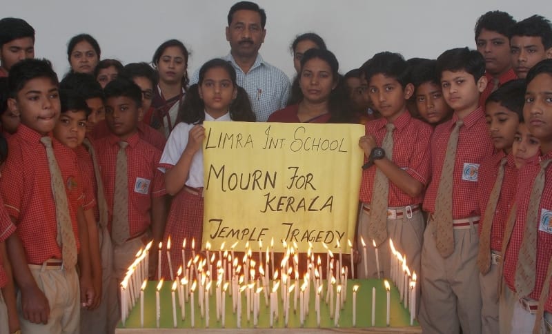 Kerala temple devotees pay homage to the dead in the accident