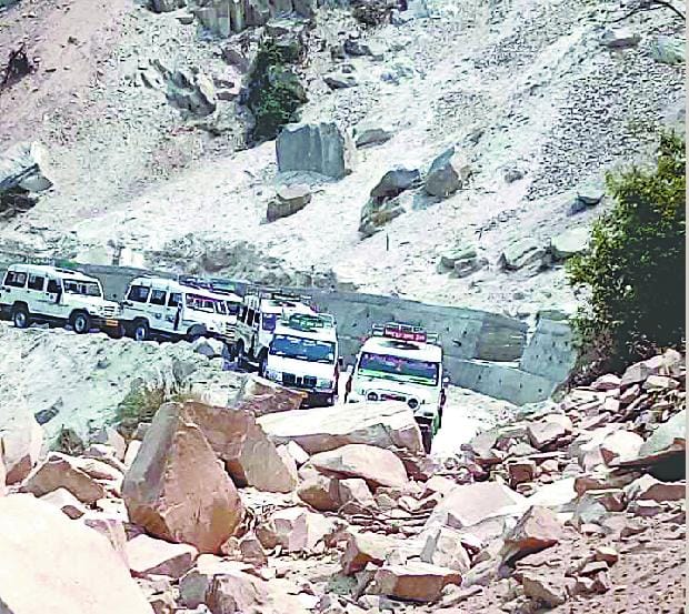 Dunakot from falling debris in the road for 16 hours, hundreds of vehicles stranded