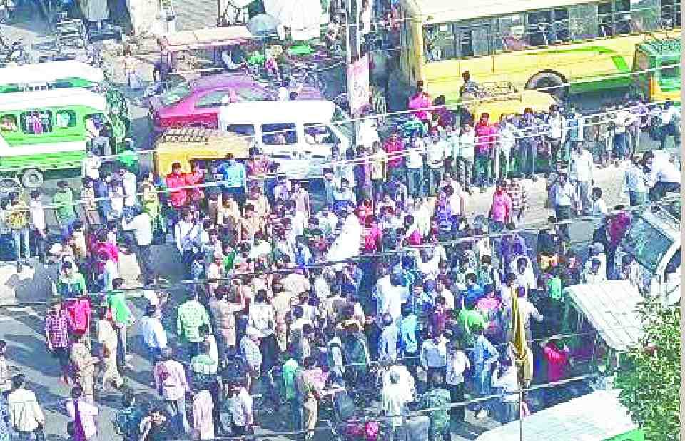 The injured student's death, blocked the road in protest in Delhi