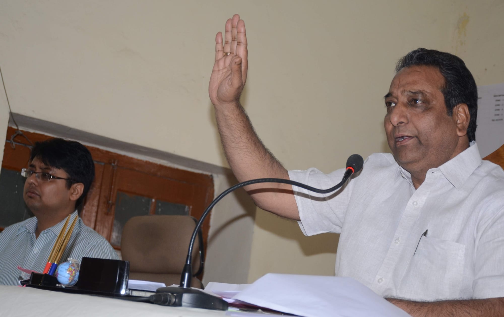 primary school pauri gives IAS and minister