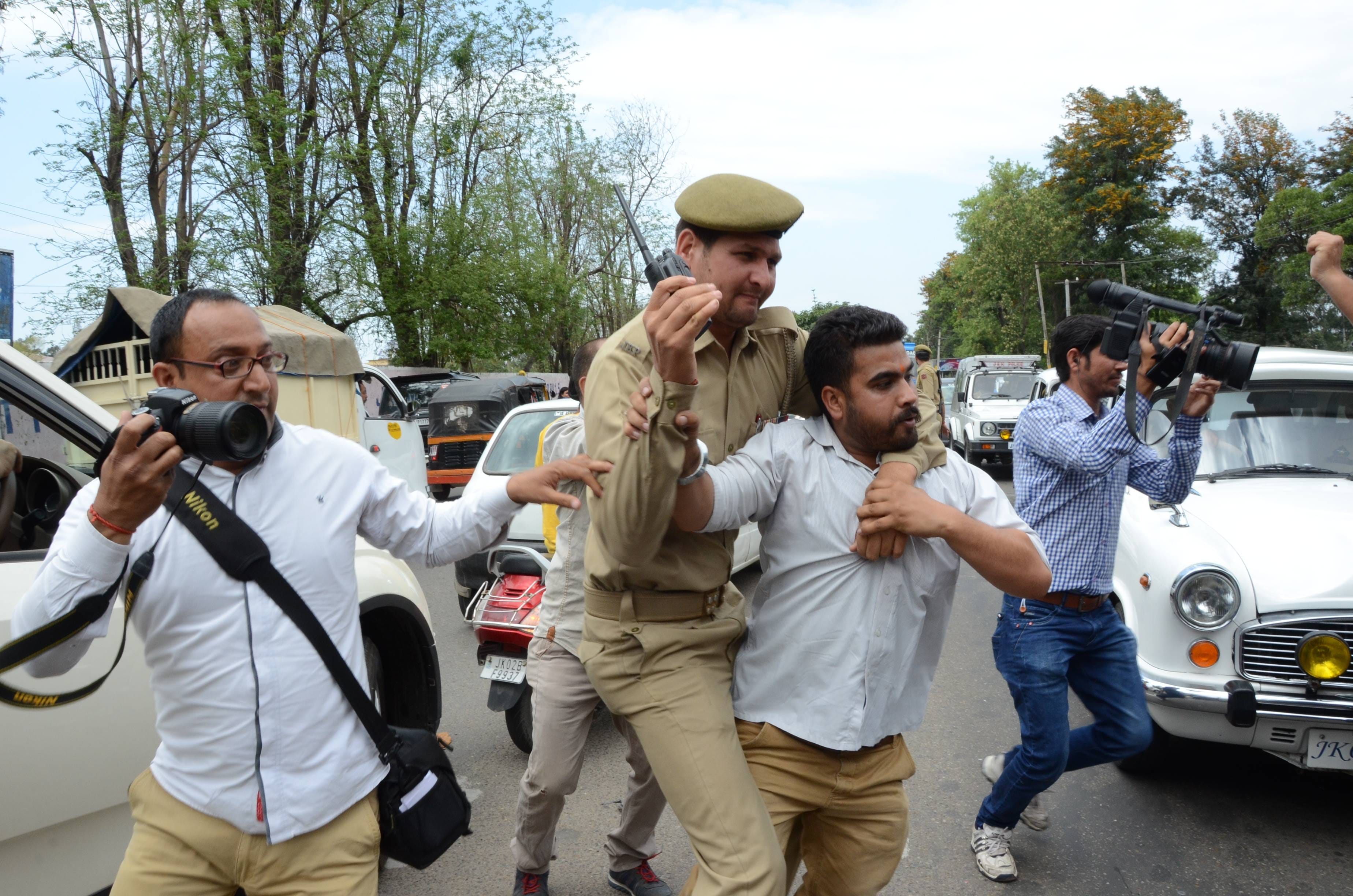 protest over nit issued by jammu  university