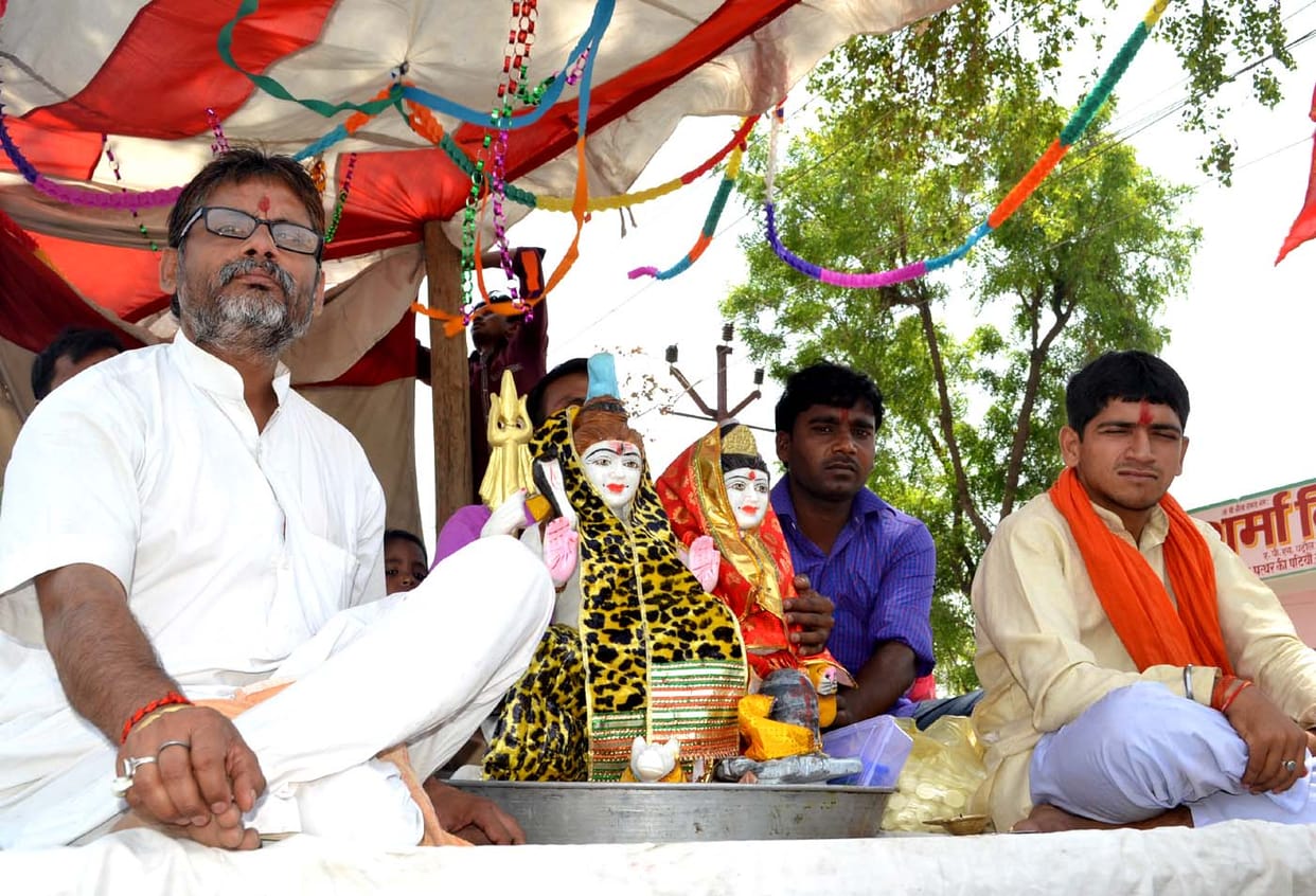 Shiva of family honor life Extracted with statues procession