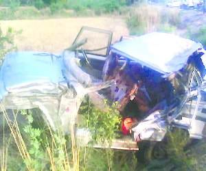 Jeep collided with a tree and fell into a ravine, killing a father and son, man injured