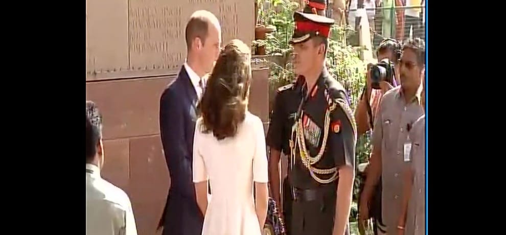 Duke & Duchess of Cambridge, Prince William & wife pay tribute at Amar Jawan Jyoti and gandhi smriti