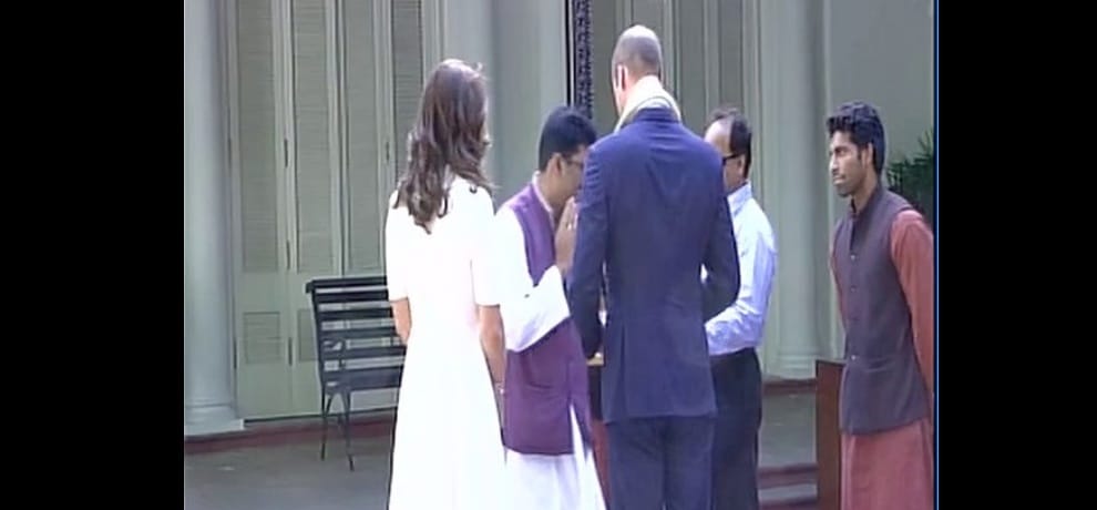 Duke & Duchess of Cambridge, Prince William & wife pay tribute at Amar Jawan Jyoti and gandhi smriti