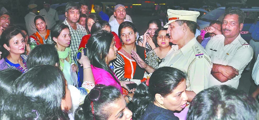 parents protest against fee hike