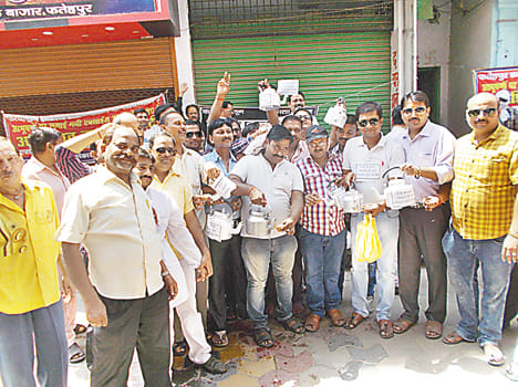 Bullion traders selling tea, uttering pure 24 carat