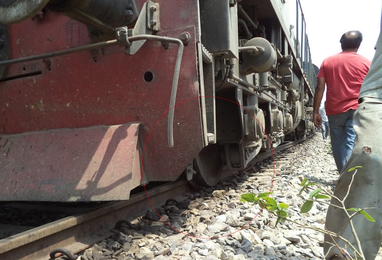 Triveni Express derails 
