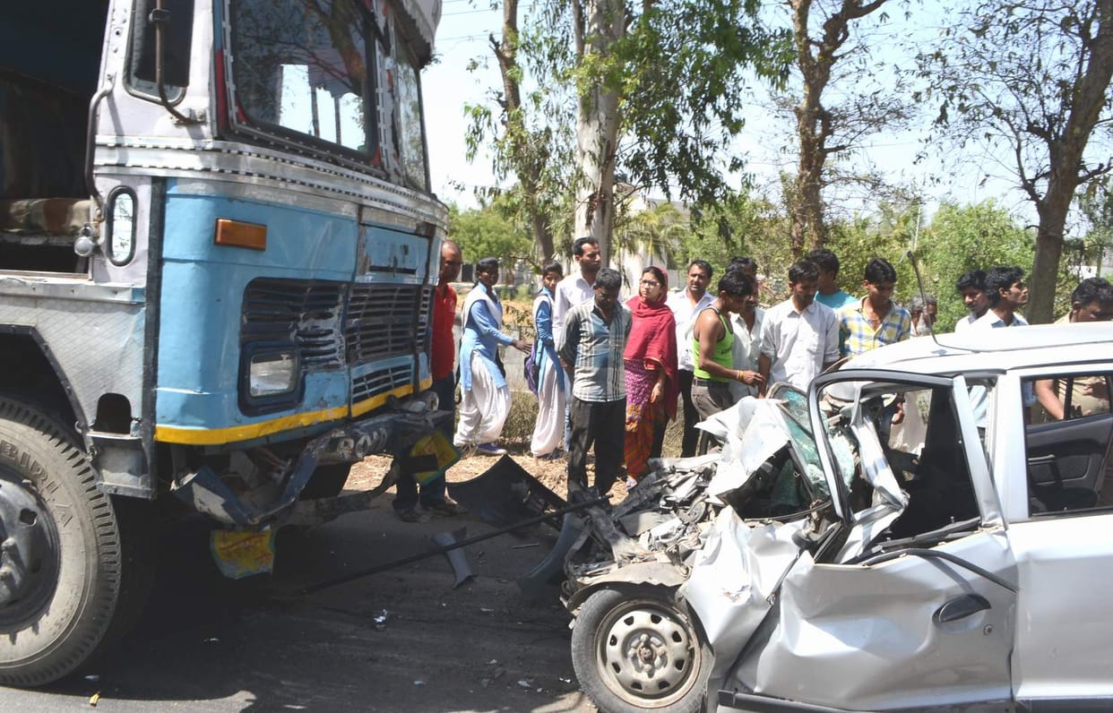 The new bridge uncontrollable couple crushed by truck , killed