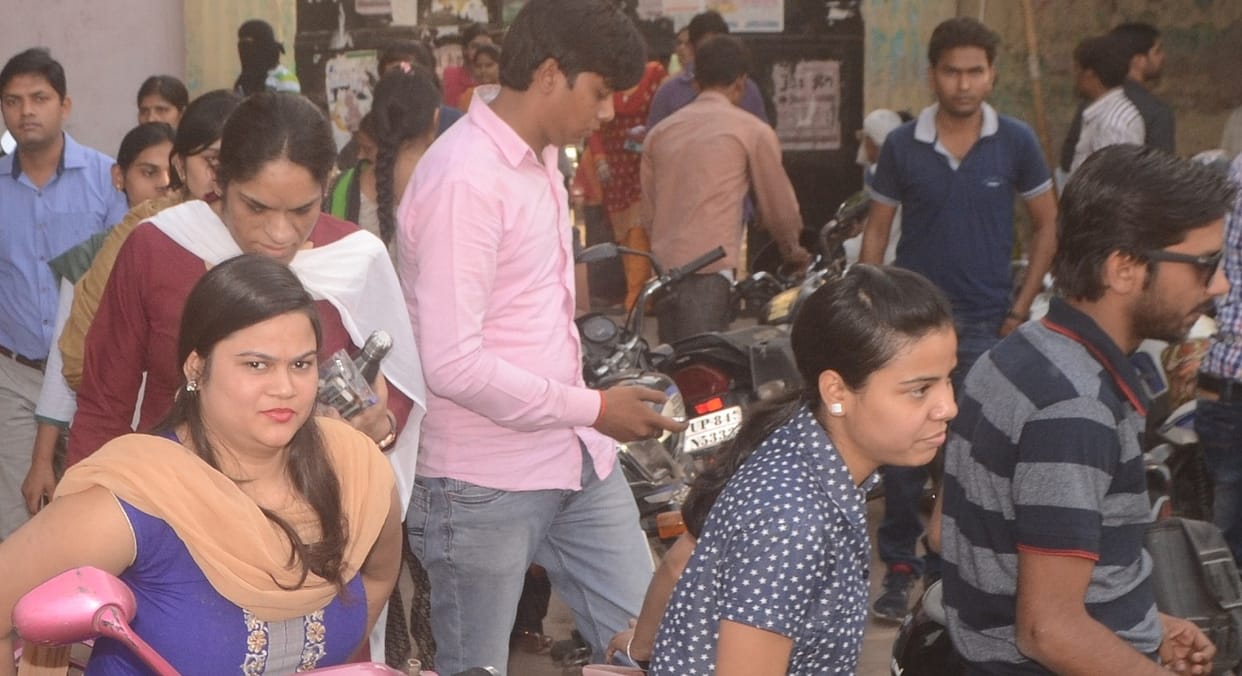 375 ne dee beeteesee pareeksha, paanch anupasthit rahe