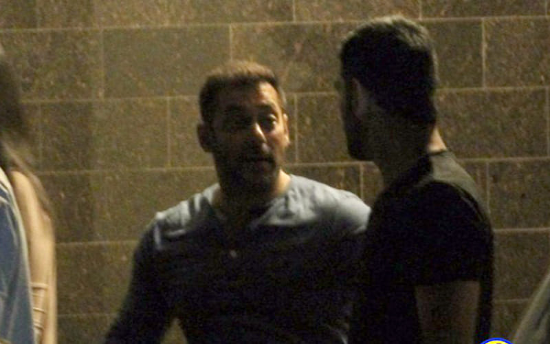ms dhoni and sakshi dhoni meet Salman Khan at his Mumbai residence