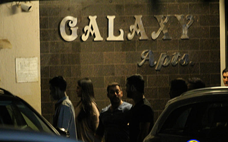 ms dhoni and sakshi dhoni meet Salman Khan at his Mumbai residence