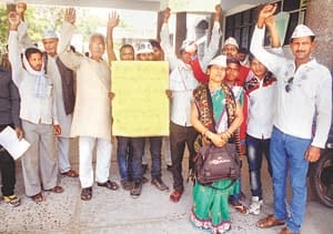 demonstration in manjhanpur