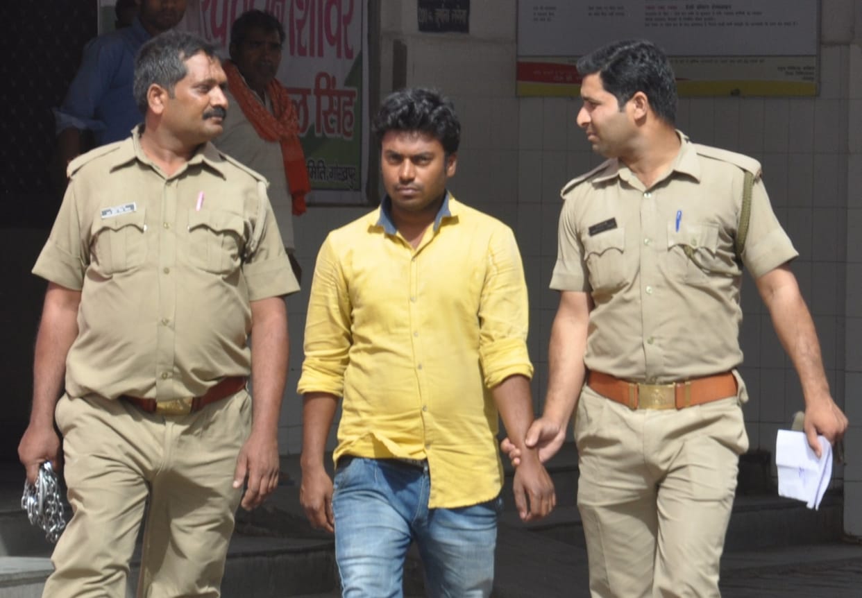a man cought red handed with fake currency