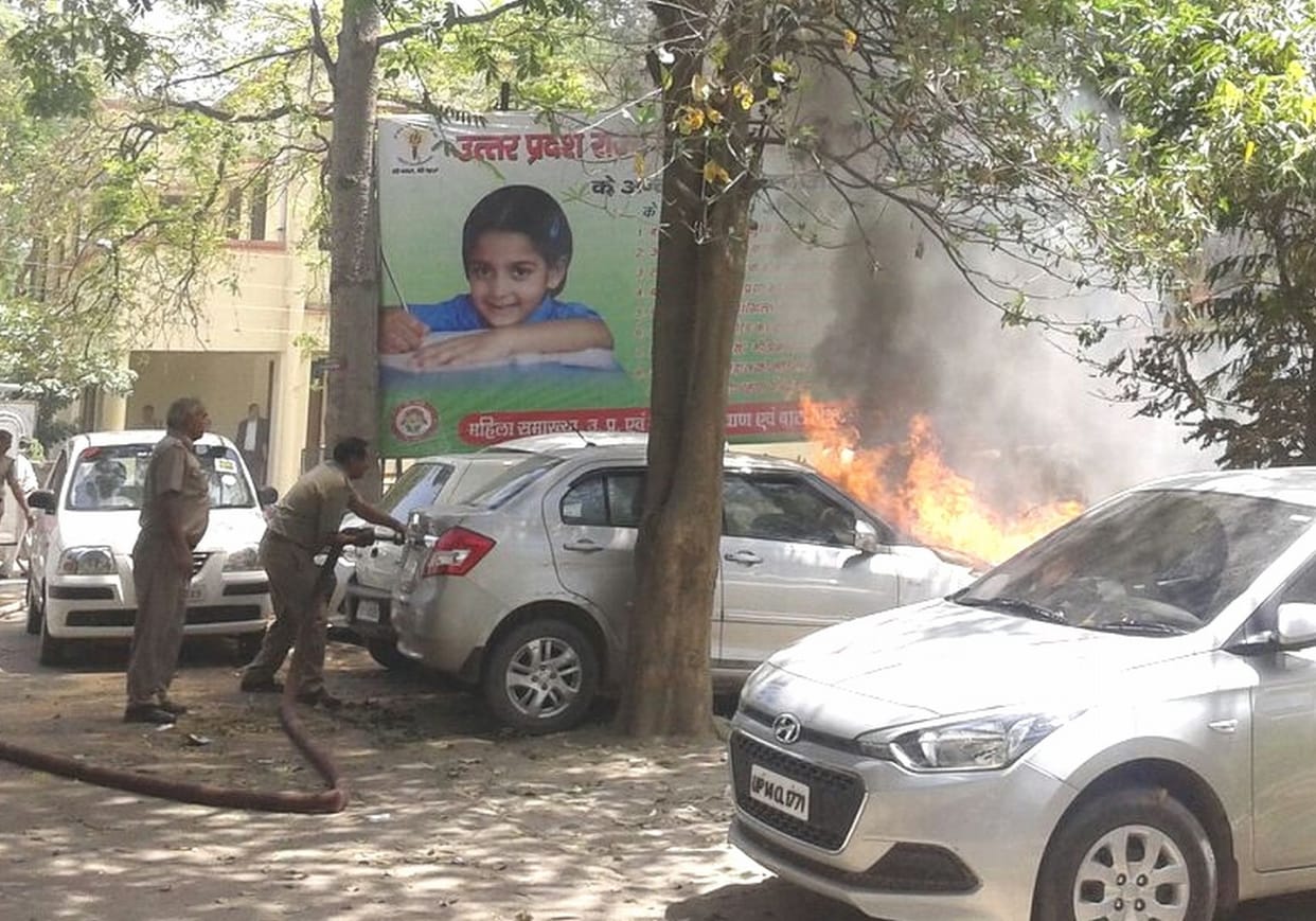 Leaves planted in two cars burned by fire