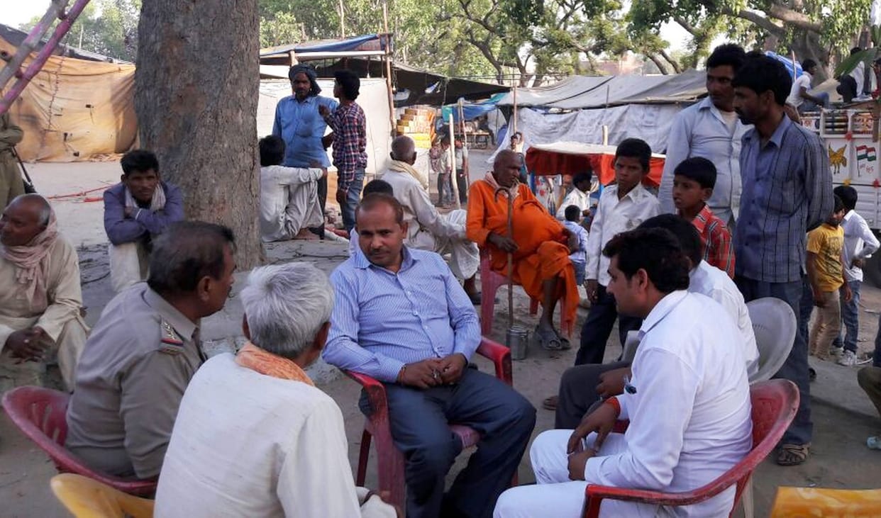 mandir ke toote chhajja par nahin chadhaaya koee neja