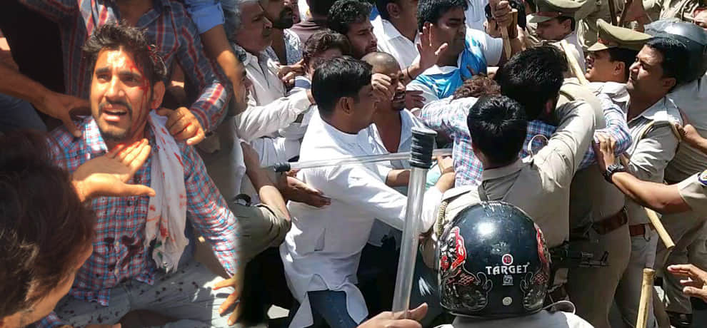 lathi charge on farmers in greater noida 