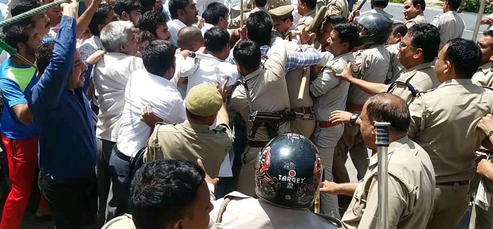 lathi charge on farmers in greater noida 