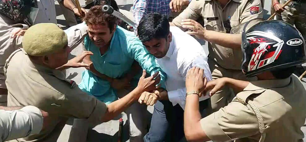 lathi charge on farmers in greater noida 