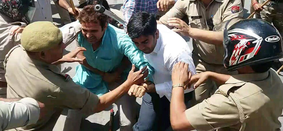 lathi charge on farmers in greater noida 