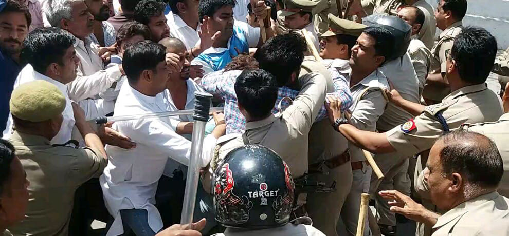 lathi charge on farmers in greater noida 