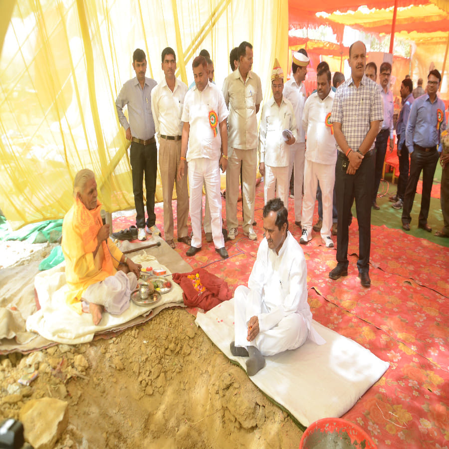 dm rajshekhar performs rituals for milk plant